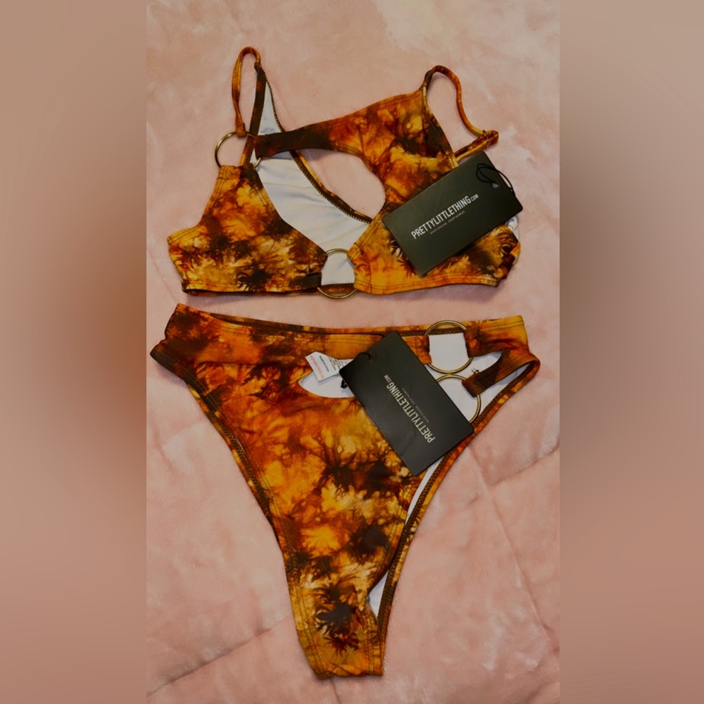 Pretty Little Thing swim set